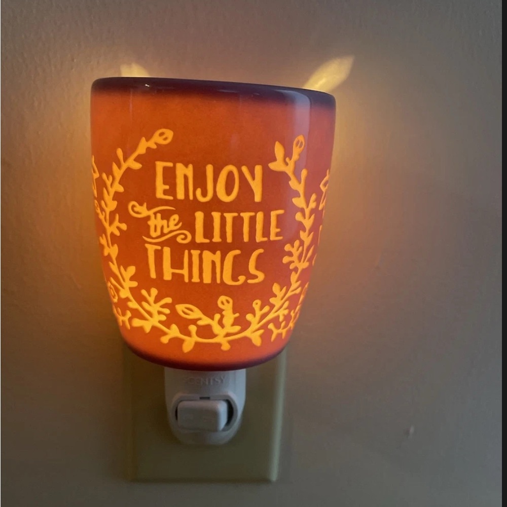 Scentsy wall decor purple Wax Warmer